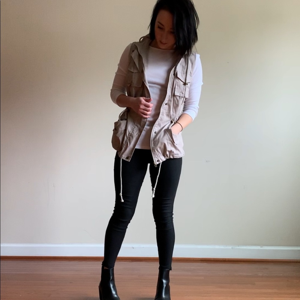 Taupe hooded vest with White basic quarter sleeve